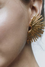 Marina Roca Pendientes de metal con borde ondulado – photo 4