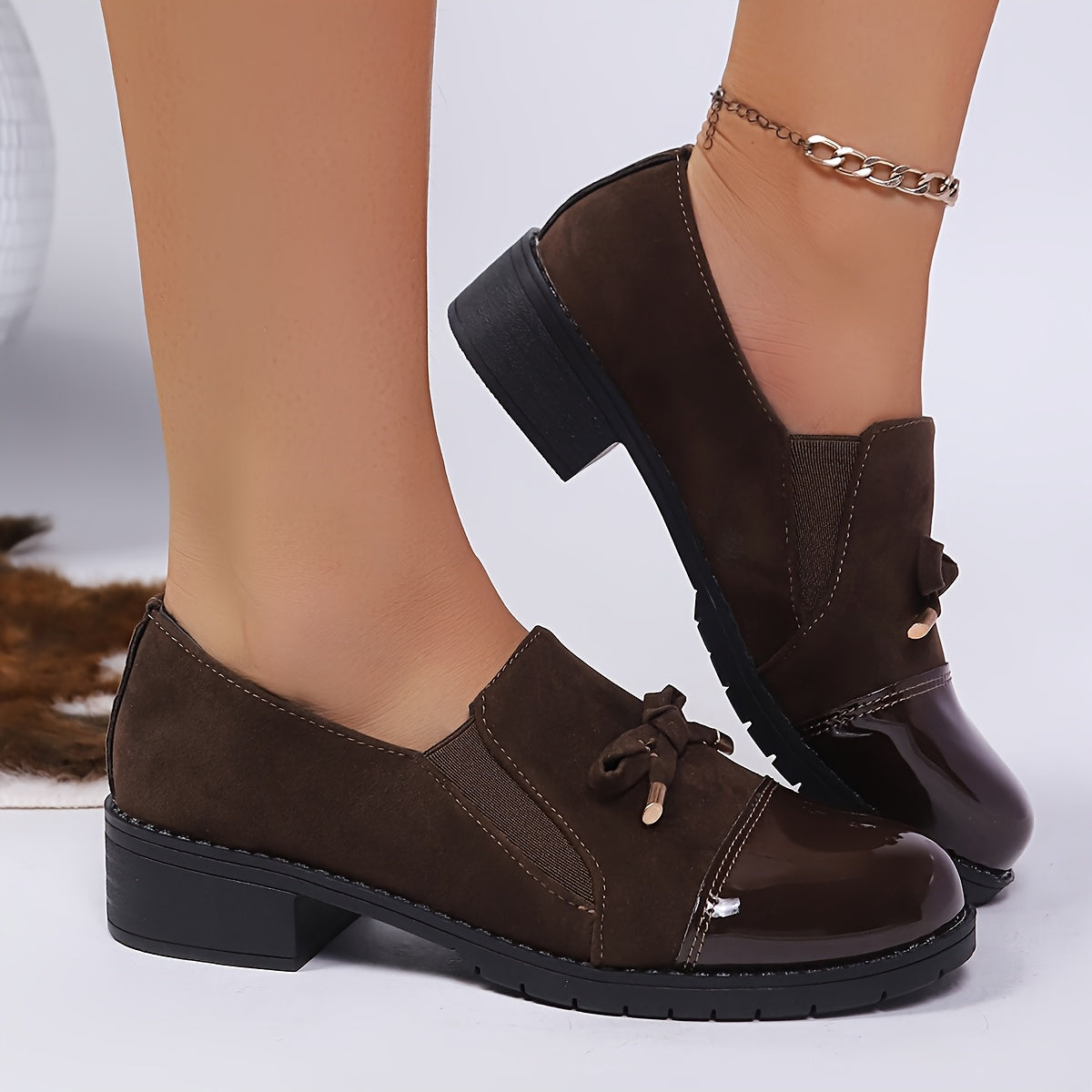 Anamartinezmadrid Graciela | Mocasines de Tacón Bajo con Puntera de Charol y Lazo – Marrón Oscuro – photo 7