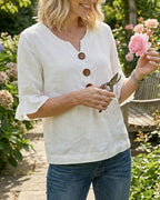 Marina Roca Blusa Inés de algodón-lino lisa con botones de madera y volantes – photo 9