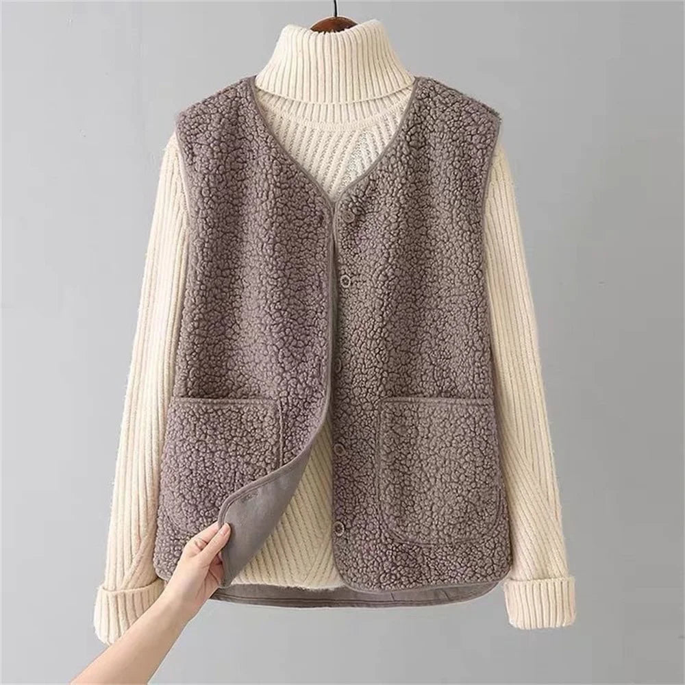 Anamartinezmadrid Lucero | Cárdigan sin Mangas de Borreguito con Bolsillos – Caqui – photo 3