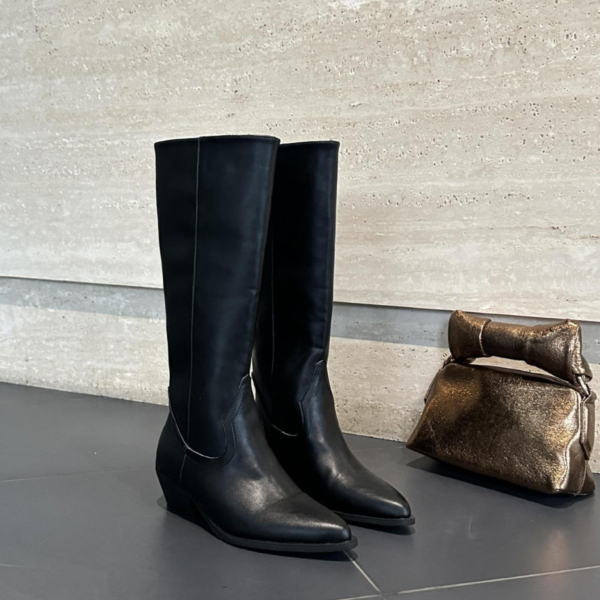 Anamartinezmadrid Aura | Botas Altas de Punta Fina con Tacón Medio – Negro