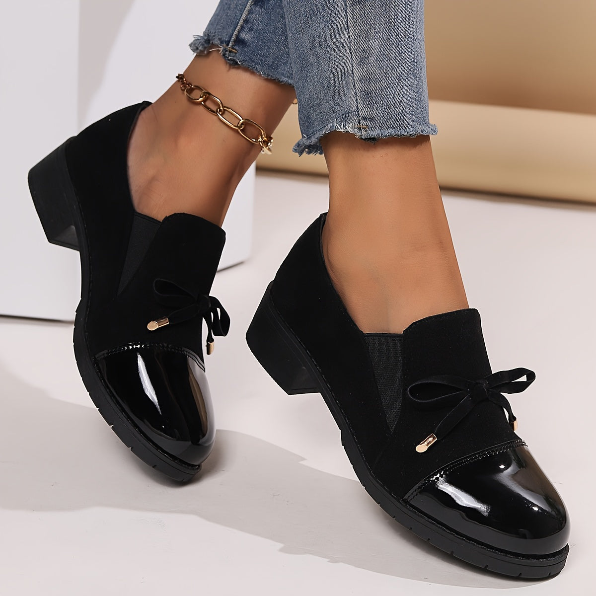 Anamartinezmadrid Graciela | Mocasines de Tacón Bajo con Puntera de Charol y Lazo – Negro