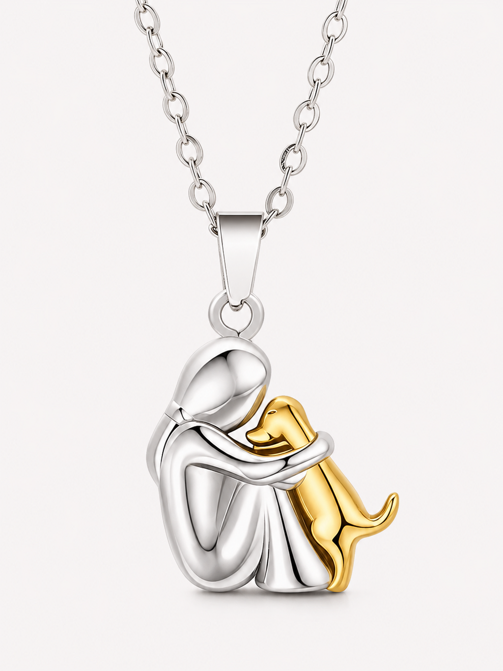 Colgante bicolor de una figura abrazando a un perro dorado