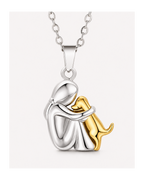 Colgante bicolor de una figura abrazando a un perro dorado