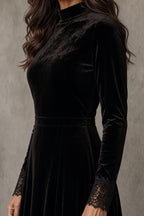 Anamartinezmadrid Luciana | Vestido de Terciopelo con Cuello Alto y Detalles de Encaje – photo 2