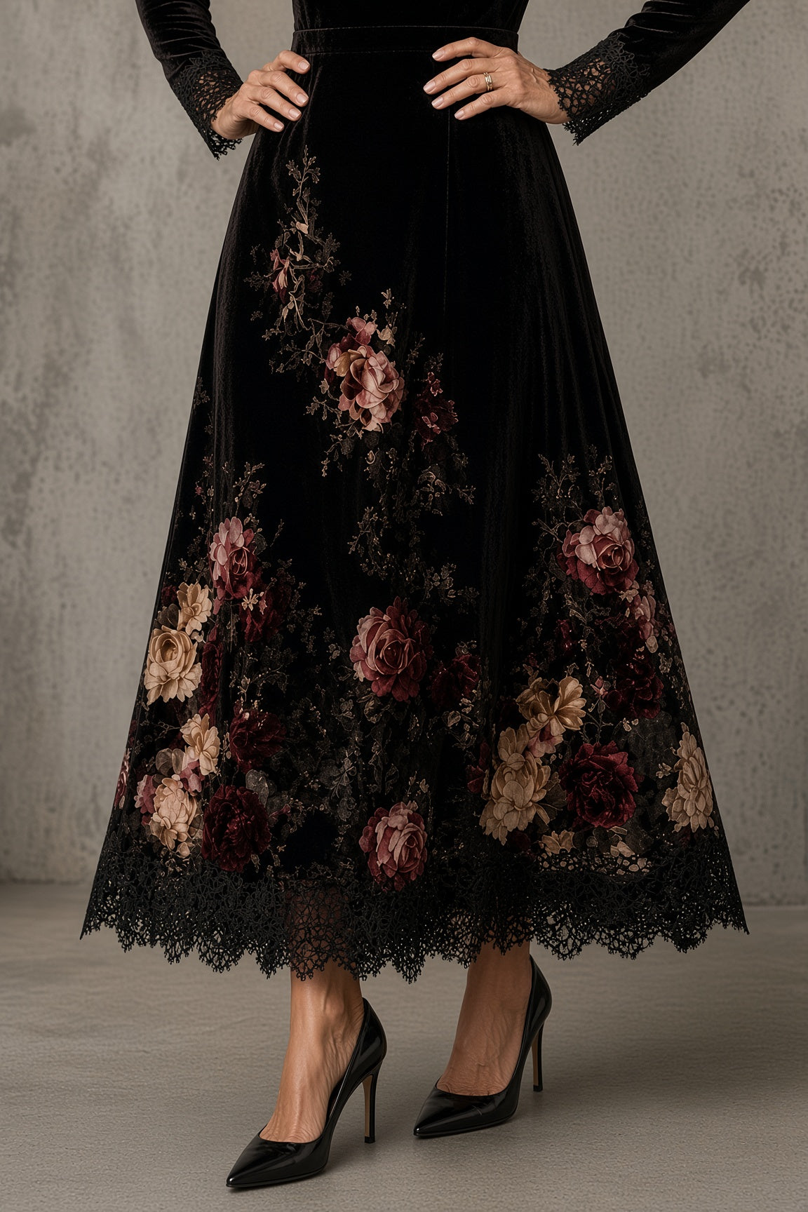 Anamartinezmadrid Luciana | Vestido de Terciopelo con Cuello Alto y Detalles de Encaje – photo 4