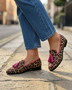 Anamartinezmadrid Flora | Mocasines Planos de Leopardo con Ribete y Borlas Fucsia – photo 3