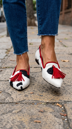 Anamartinezmadrid Carmina | Mocasines de Punta Fina con Estampado de Vaca y Borlas Rojas – photo 3