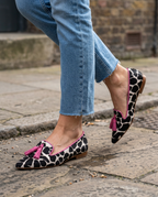 Anamartinezmadrid Constanza | Mocasines de Punta Fina con Estampado de Vaca y Borlas Rosas – photo 4
