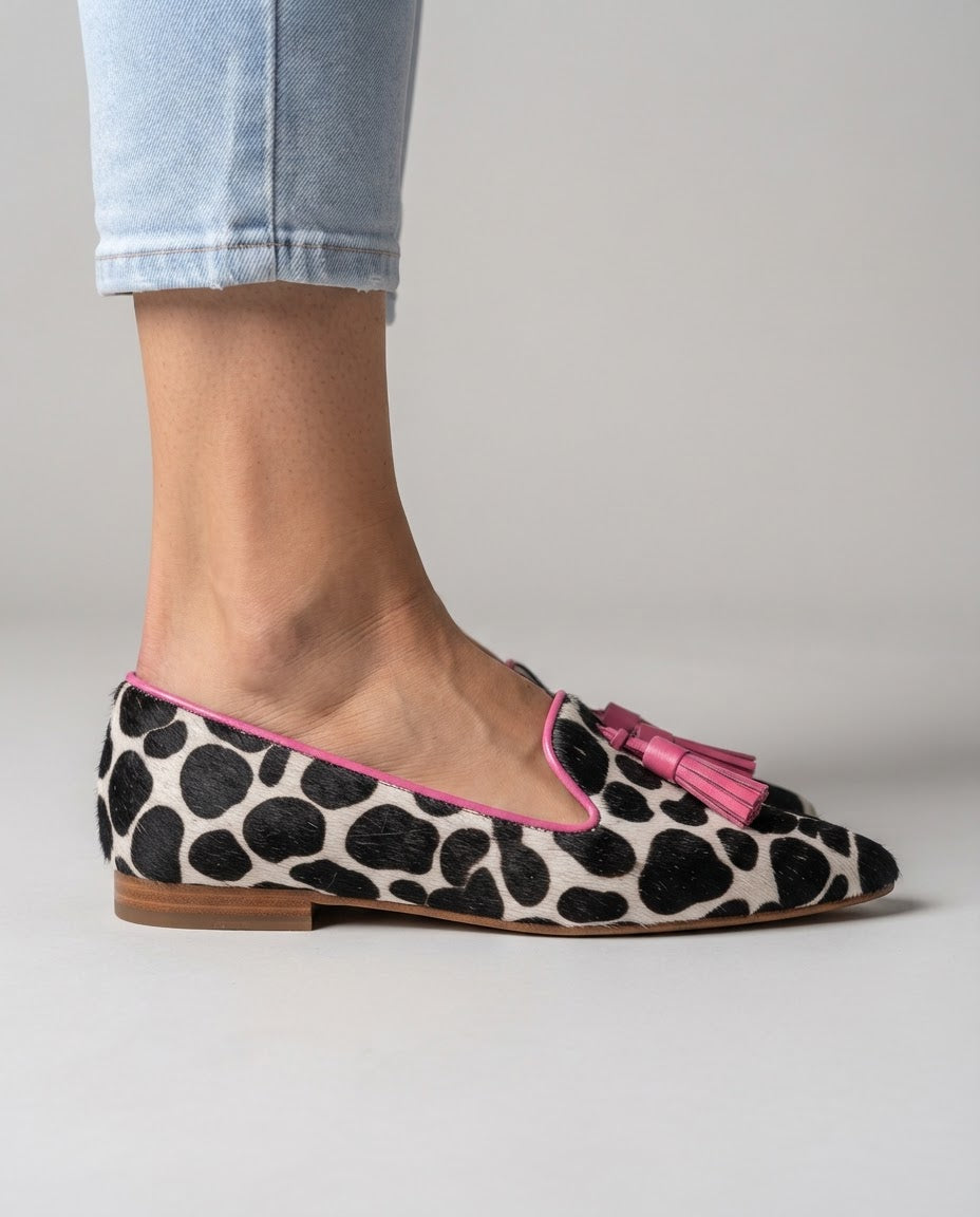 Anamartinezmadrid Constanza | Mocasines de Punta Fina con Estampado de Vaca y Borlas Rosas – photo 3