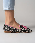 Anamartinezmadrid Constanza | Mocasines de Punta Fina con Estampado de Vaca y Borlas Rosas – photo 3
