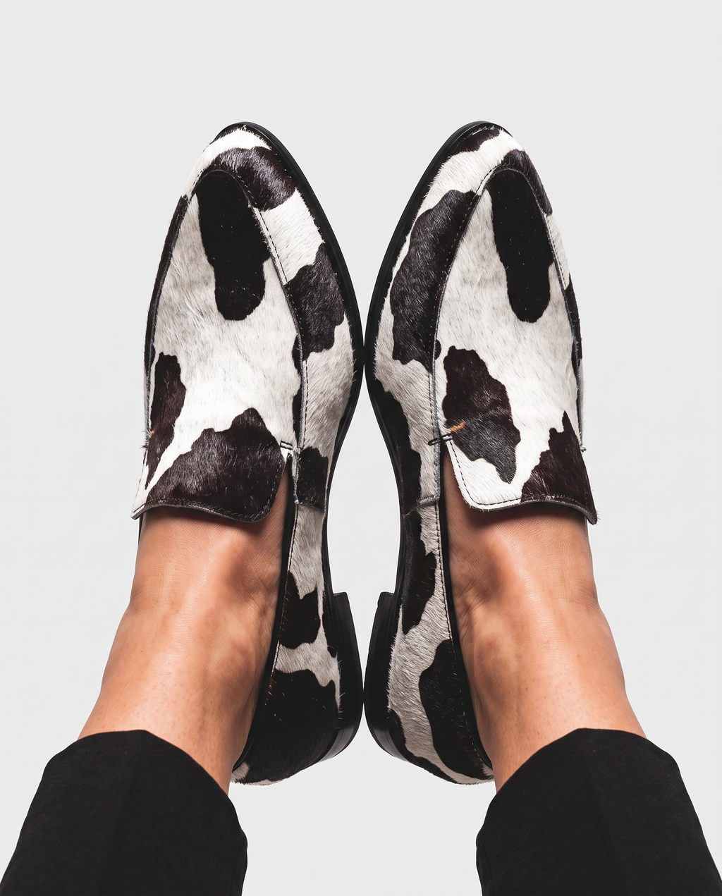 Anamartinezmadrid Anabel | Mocasines de Punta Fina con Estampado de Vaca y Suela Roja