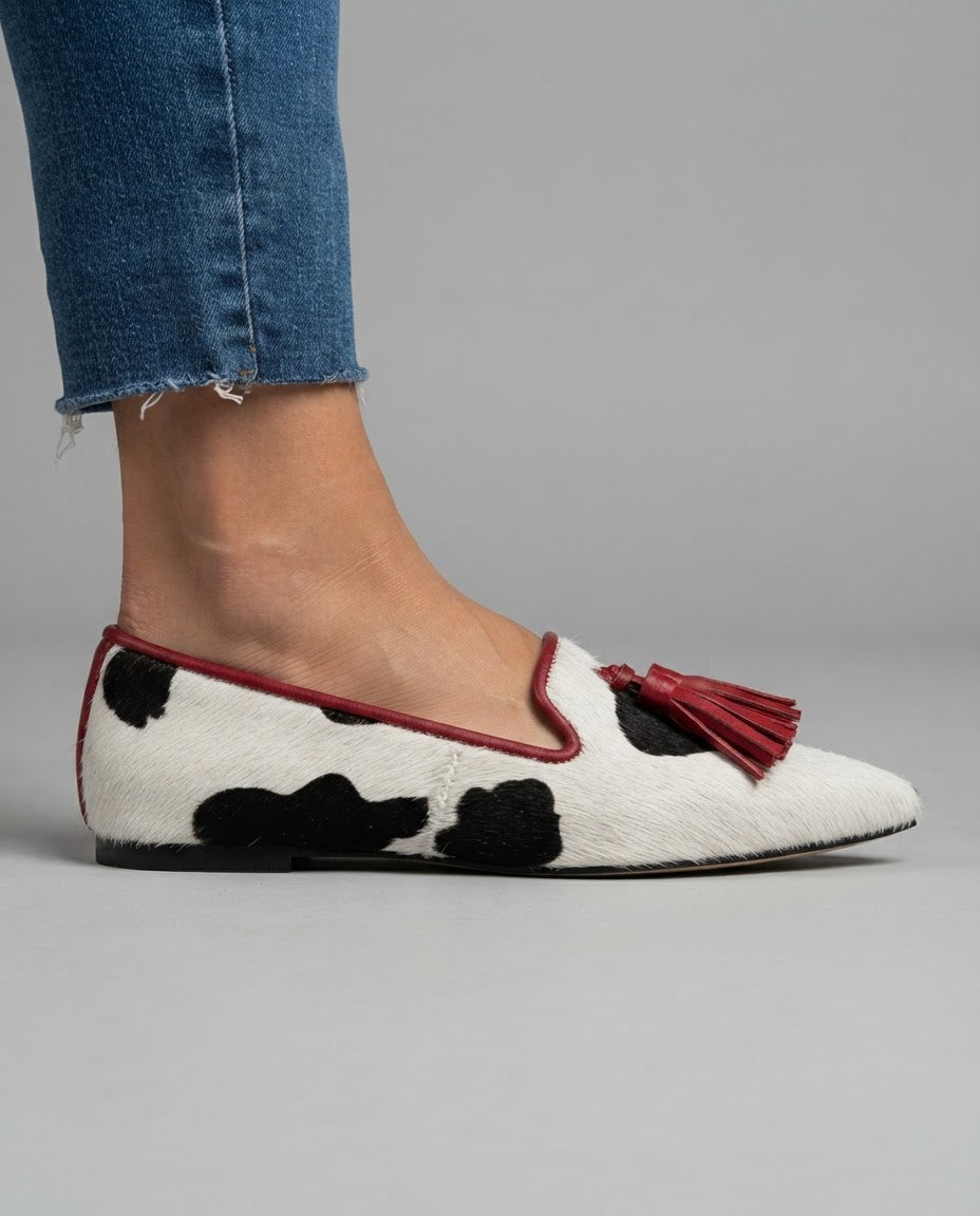 Anamartinezmadrid Carmina | Mocasines de Punta Fina con Estampado de Vaca y Borlas Rojas – photo 2