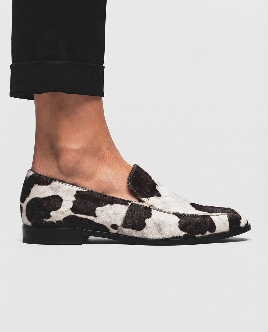 Anamartinezmadrid Anabel | Mocasines de Punta Fina con Estampado de Vaca y Suela Roja – photo 3