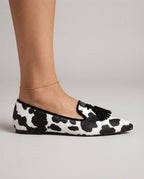 Anamartinezmadrid Claudia | Mocasines de Punta Fina con Estampado de Vaca y Borlas Negras – photo 3