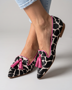 Anamartinezmadrid Constanza | Mocasines de Punta Fina con Estampado de Vaca y Borlas Rosas