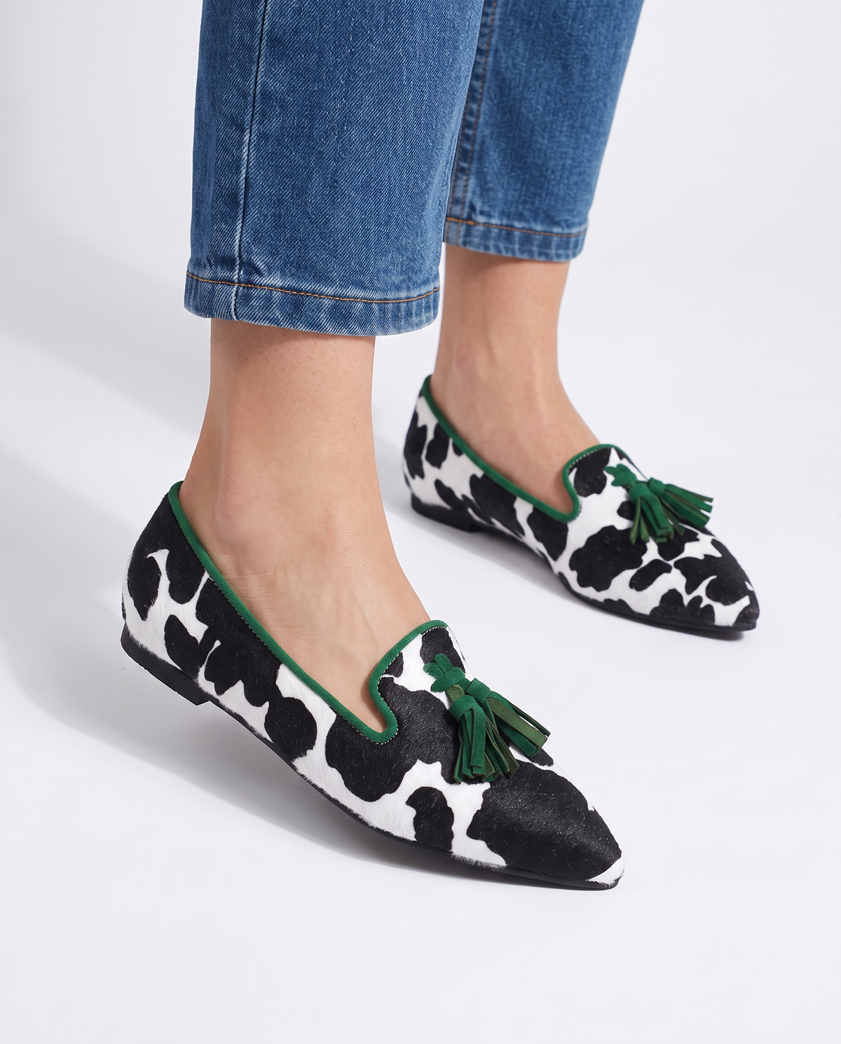 Anamartinezmadrid Edurne | Mocasines de Punta Fina con Estampado de Vaca y Borlas Verdes