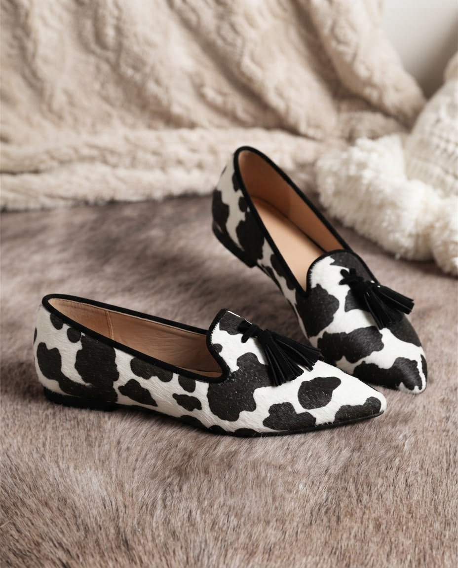 Anamartinezmadrid Claudia | Mocasines de Punta Fina con Estampado de Vaca y Borlas Negras – photo 2