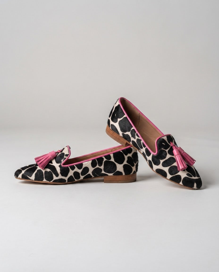 Anamartinezmadrid Constanza | Mocasines de Punta Fina con Estampado de Vaca y Borlas Rosas – photo 2