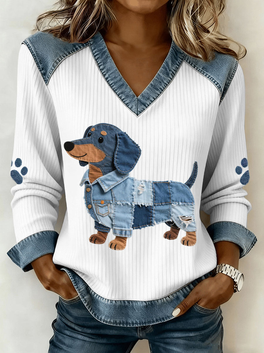 Liora Barcelona Sombra - Encantador Dachshund con Patchwork de Denim Artístico y Cuello en V – Blanco