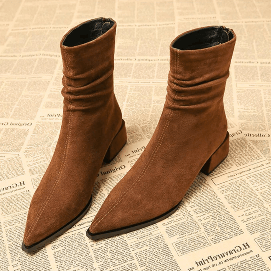Anamartinezmadrid Natalia | Botines de Ante con Punta Fina y Tacón Bajo – Marrón
